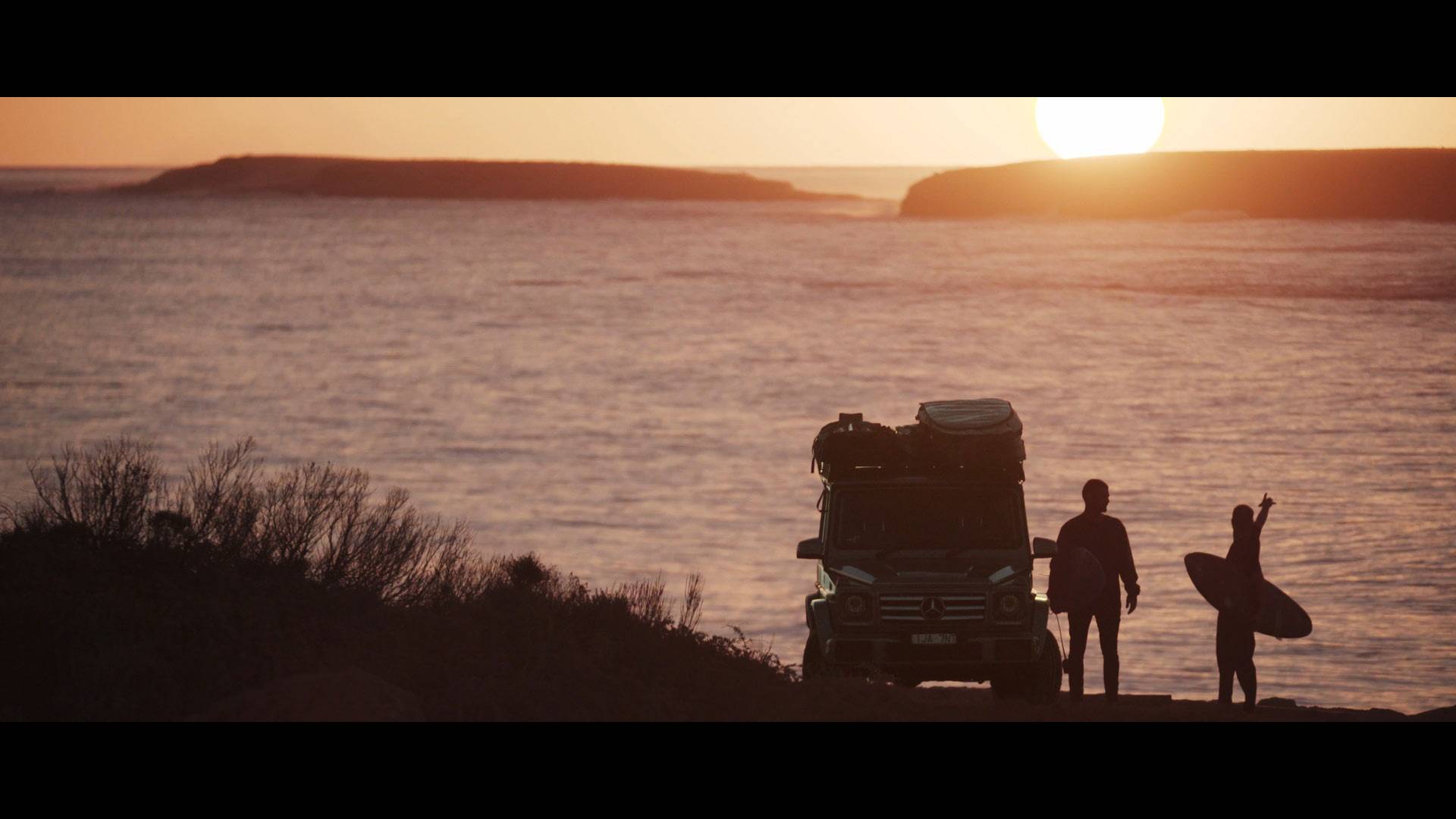 Surfer im Sonnenuntergang